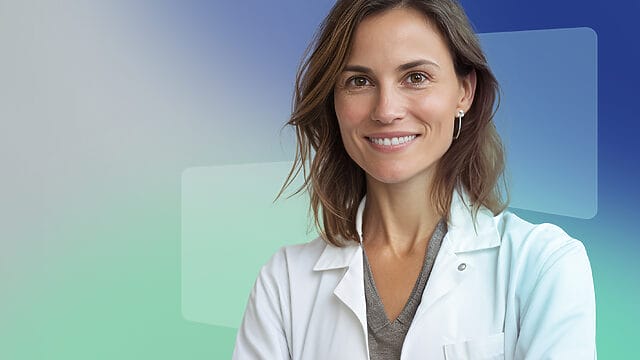 Eine zufriedene Ärztin, die praxis-website.de für ihre Praxishomepage nutzt.